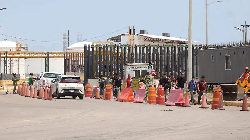 Autos-Entrando-A-La-Refinería